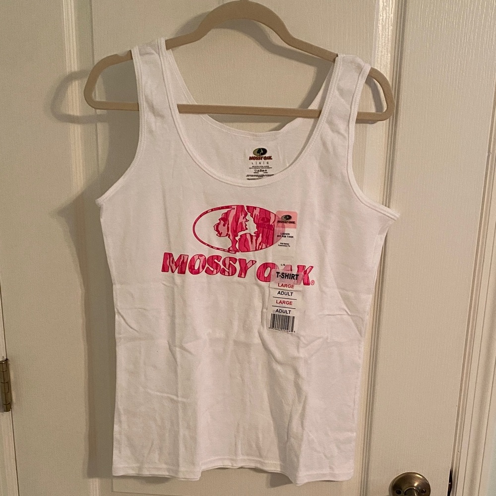 🦩Mossy Oak White Tank with Pink Logo🦩